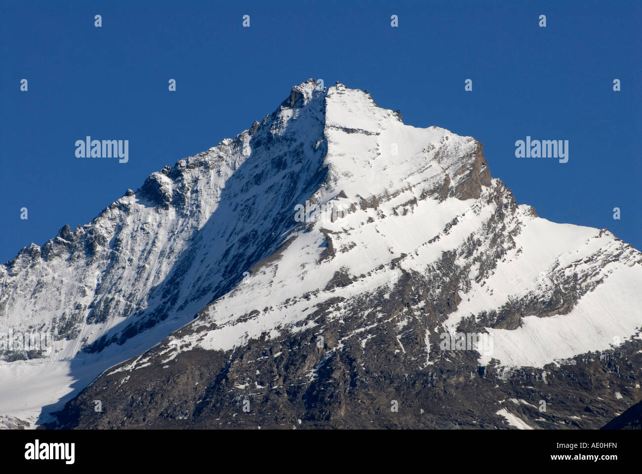 Picco di Mont Grivola, Valle d'Aosta, Alpi Italiane, vista da nord. picco di montagna top pinnacle forza potenza awe apex Foto Stock