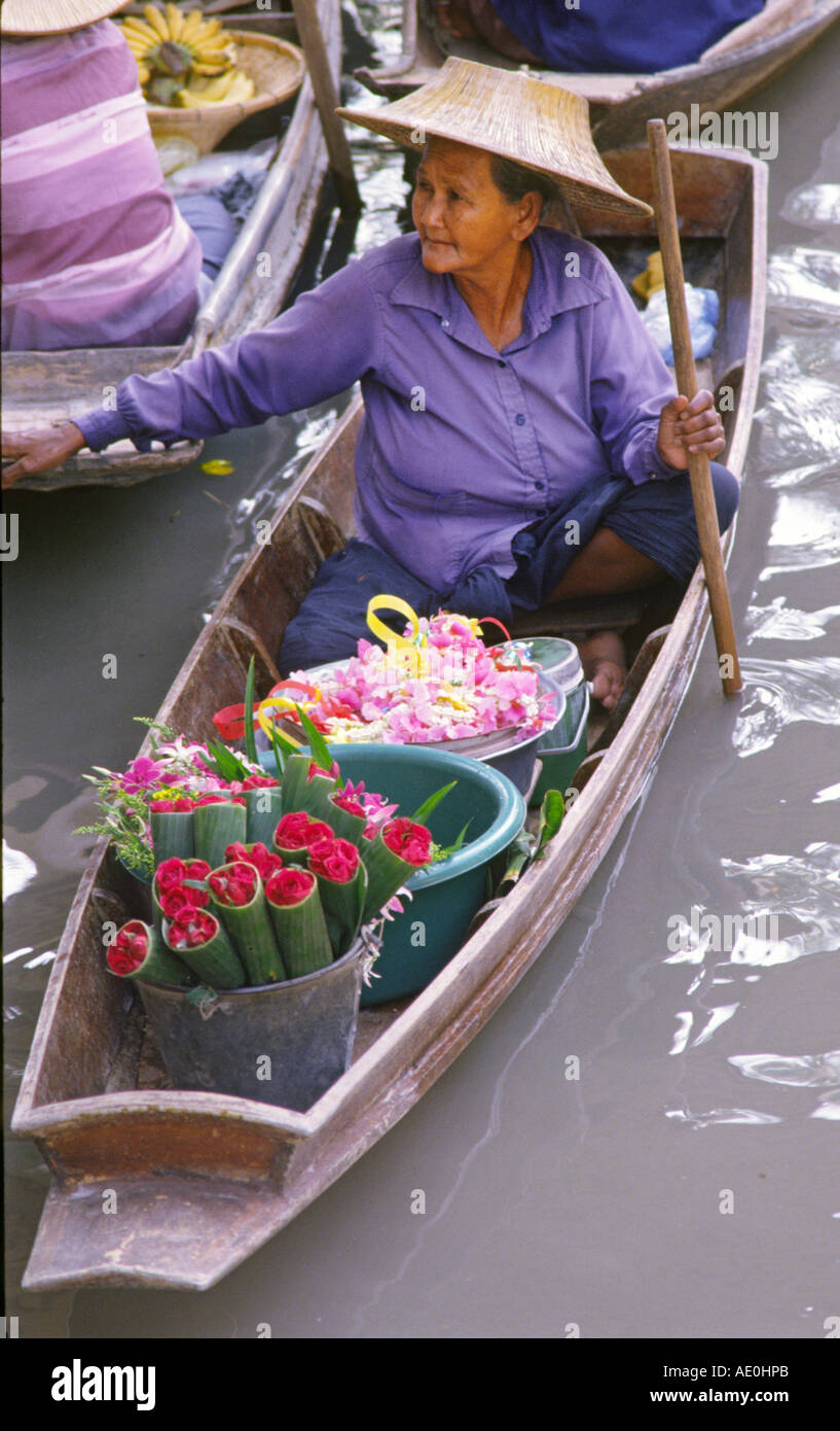 Donna che vendono fiori al Mercato Galleggiante Damnoen Saduak Bangkok in Thailandia Foto Stock