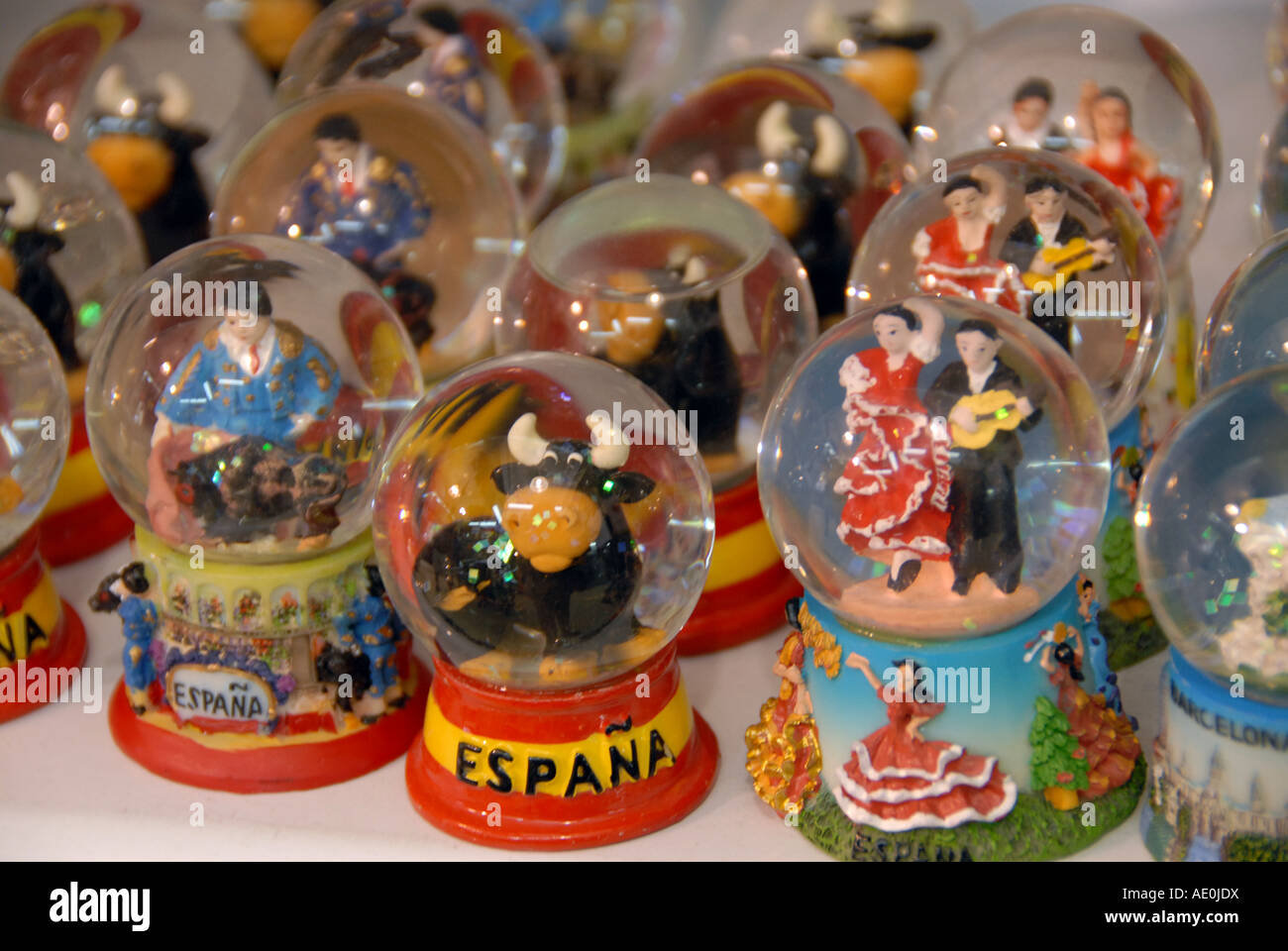 Souvenir globi di vetro sul visualizzatore in corrispondenza di un turista souvenir shop Barcellona Catalonia Spagna Foto Stock