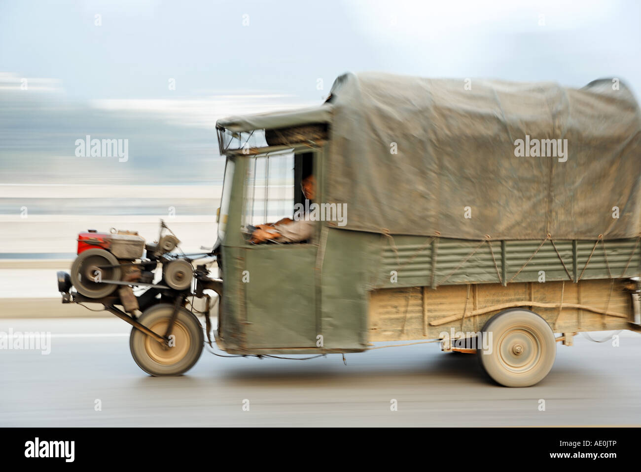 A tre ruote tuk tuk carrello in movimento down road Yangshuo Guanxi Cina Foto Stock