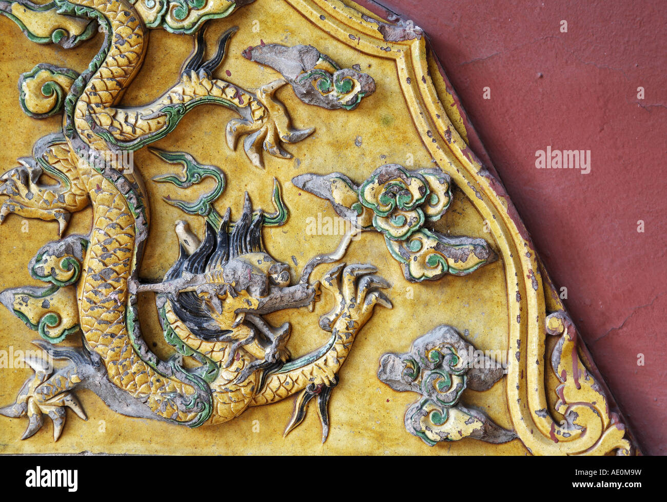 Dettagli architettonici di un giallo drago smaltata su di un tempio in Yonghe Lamasery Pechino Cina Asia Foto Stock