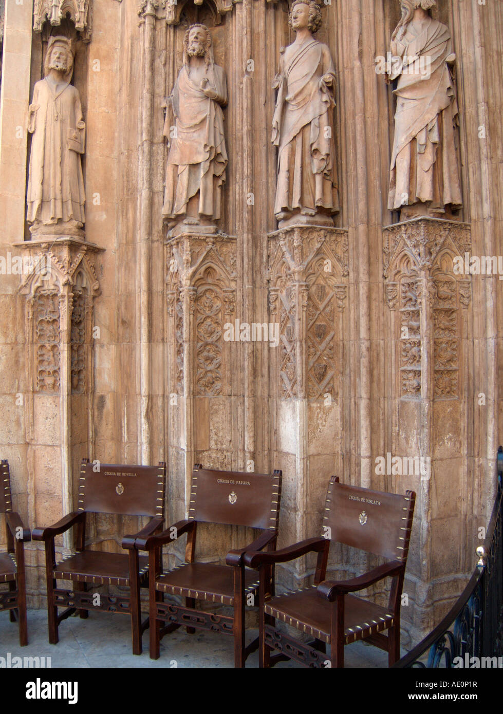 Sedie di 'Tribunal de las Aguas. Apostoli' porta. Cattedrale di Valencia. Spagna Foto Stock