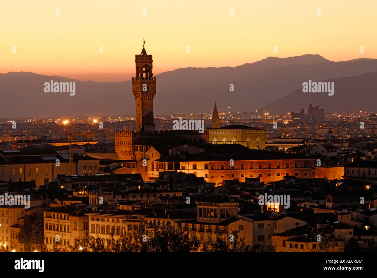 Orizzonte di Firenze di notte al tramonto con la torre di Palazzo Vecchio Foto Stock