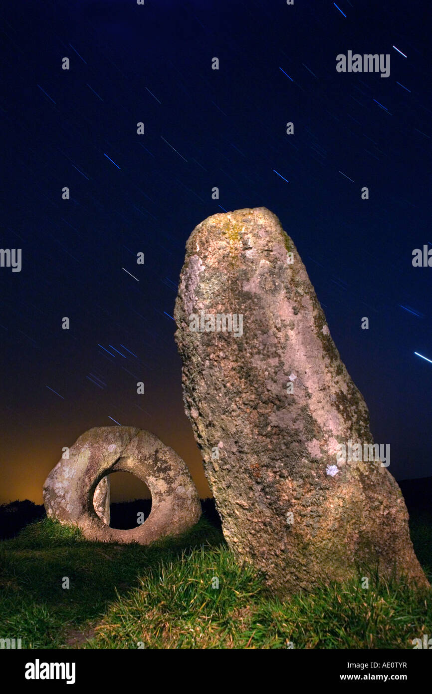 Le pietre di uomini un Tol in Cornovaglia penwith di notte Foto Stock