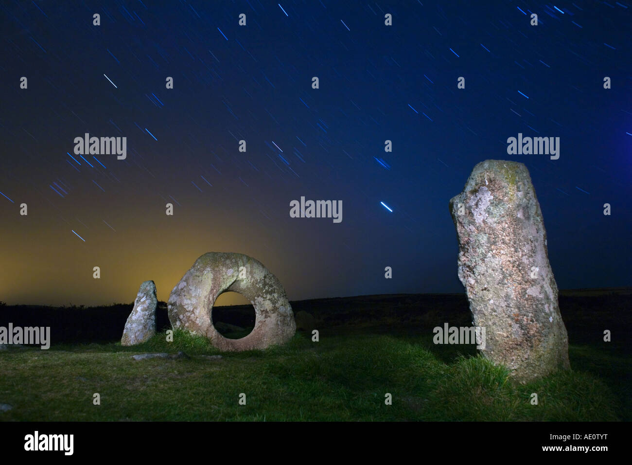 Le pietre di uomini un Tol in Cornovaglia penwith di notte Foto Stock