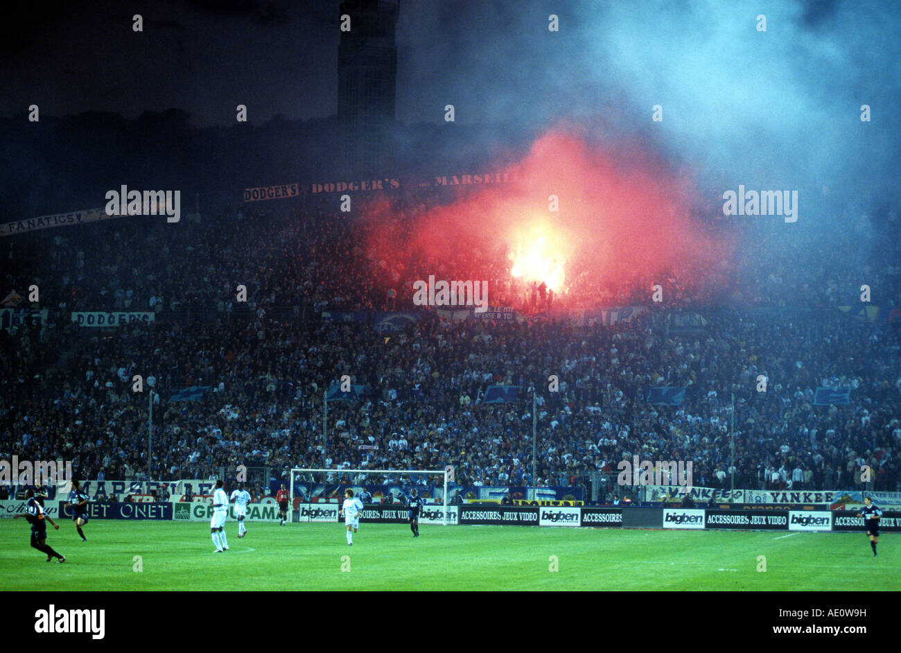 Olypique Marseille i tifosi di calcio di celebrare un obiettivo durante una partita allo Stade Velodrome, Marsiglia, Francia. Foto Stock