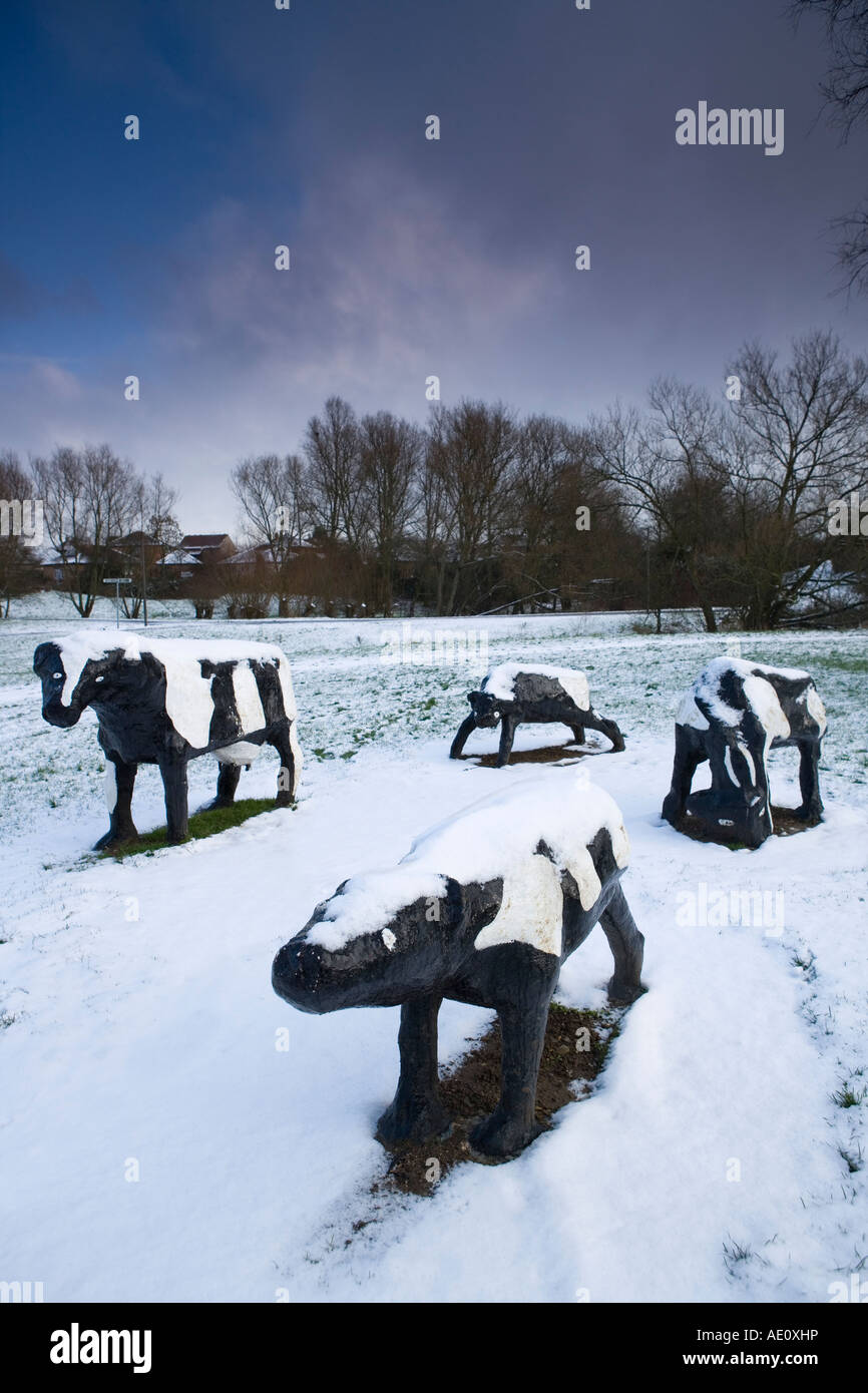 Le mucche in calcestruzzo, Milton Keynes con leggera spolverata di neve. Foto Stock