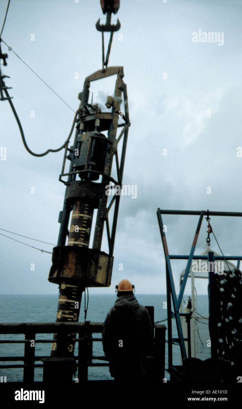 La guida tubolare in acciaio di pile, al pin di una piattaforma petrolifera camicia per il fondale del mare del Nord. Foto Stock