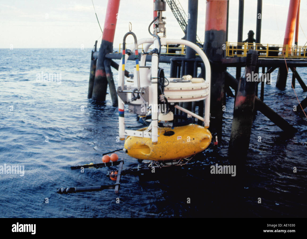 Controllato a distanza UFO ROV essendo implementata per ispezione sottomarina, da un petrolio del Mare del Nord la piattaforma. Foto Stock