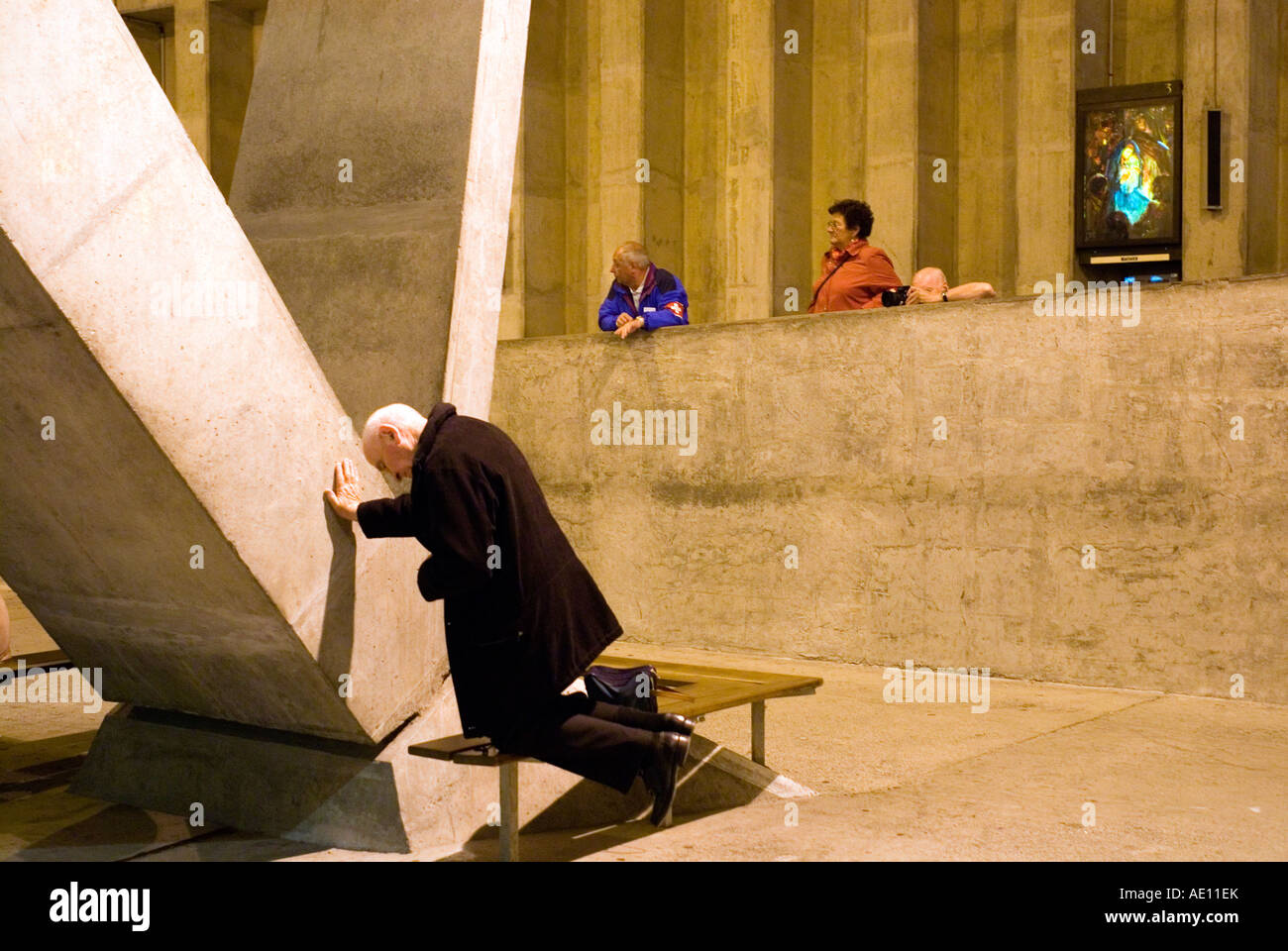 Il servizio divino in una basilica a Lourdes, Francia Foto Stock