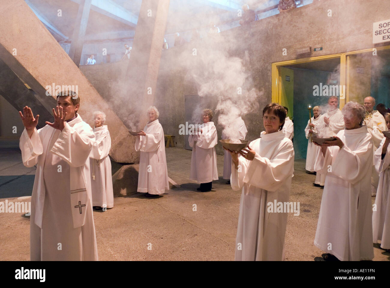 Il servizio divino in una basilica a Lourdes, Francia Foto Stock