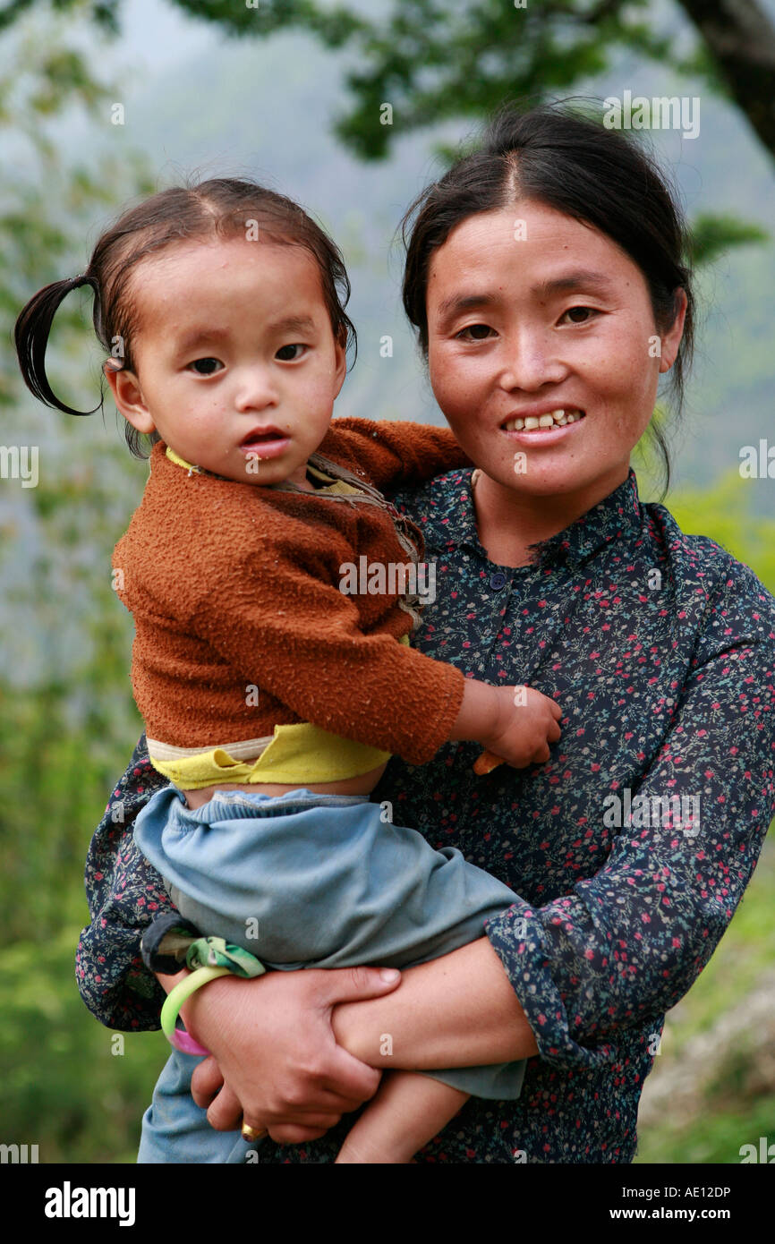 Sikkimese la madre e il bambino nei pressi di ortografia, Sikkim, India Foto Stock