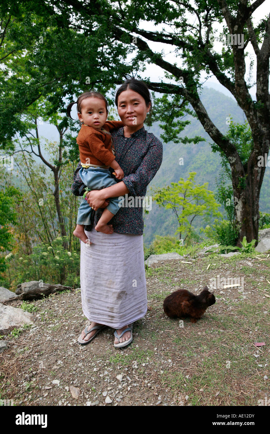 Sikkimese la madre e il bambino nei pressi di ortografia, Sikkim, India Foto Stock