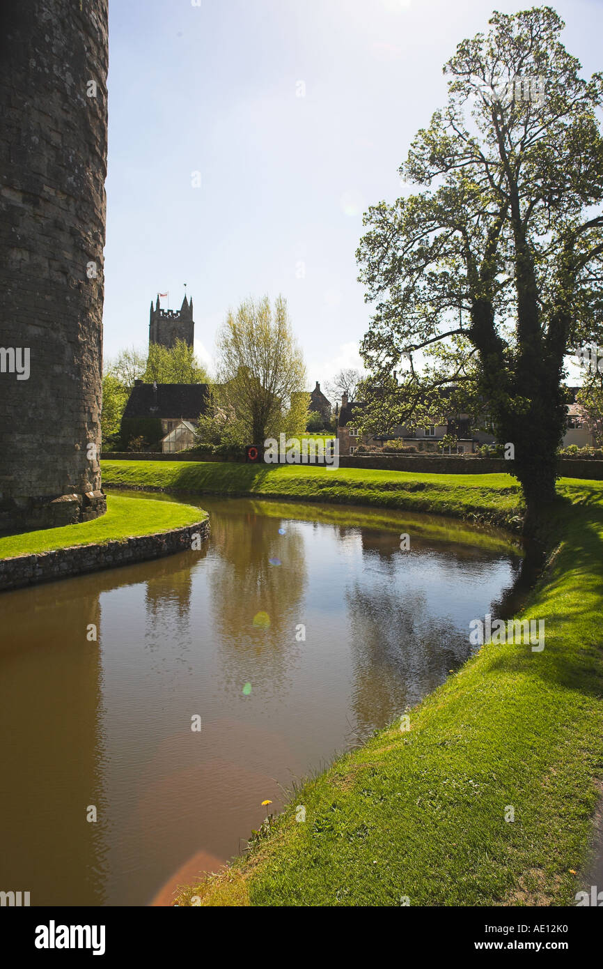 Il Castello di Nunney e fossato, Somerset e la Chiesa Parrocchiale Foto Stock