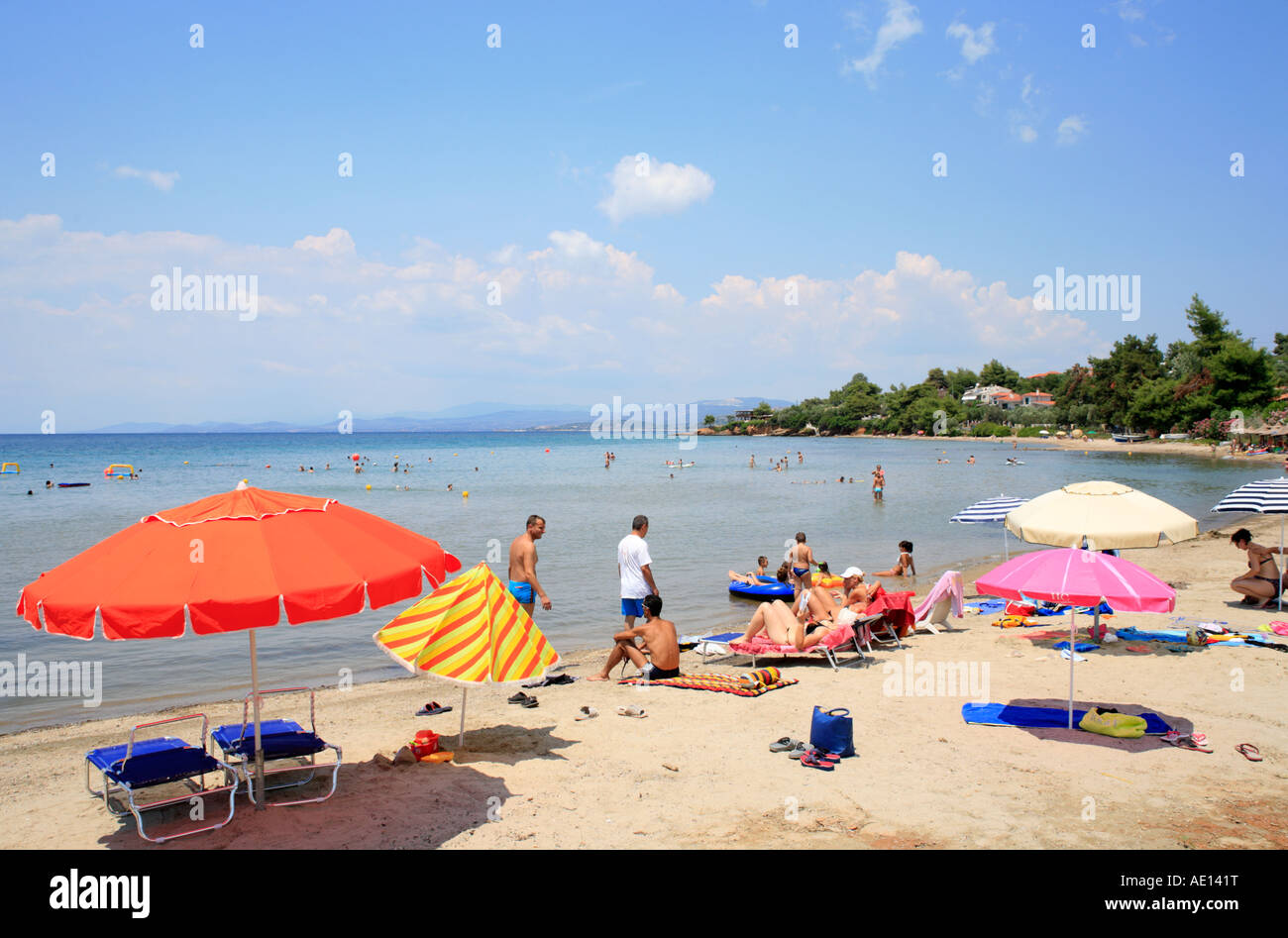 Ombrelloni presso la spiaggia di Elia sulla penisola di Sithonia sulla penisola di Chalcidice in Grecia Foto Stock
