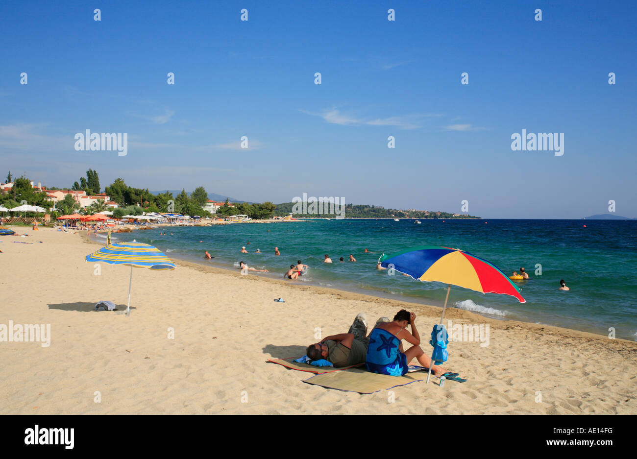 Presso la spiaggia di Nikiti all'ingresso alla penisola Sithonia sulla penisola di Chalcidice in Grecia Foto Stock