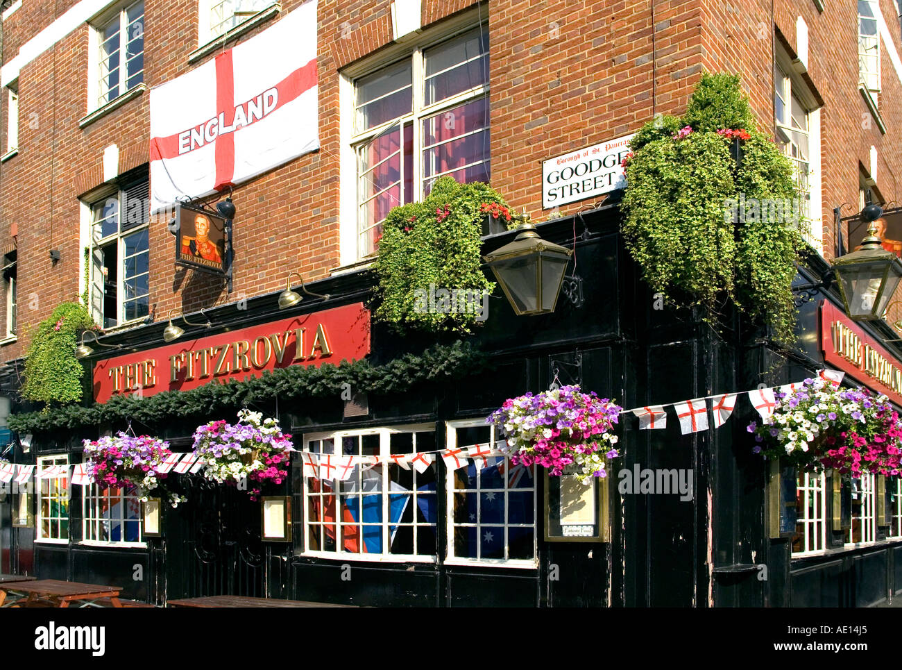 St George Cross bandiere al di fuori di un pub di Fitzrovia Goodge Street a Londra, Inghilterra, Europa Foto Stock