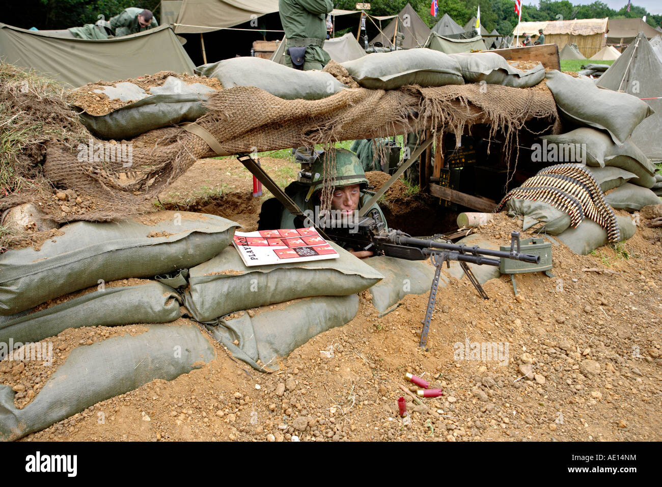 Un uomo che finge di essere un WW2 soldato tedesco in un bunker a una rievocazione mostrano nel Kent, Inghilterra Foto Stock