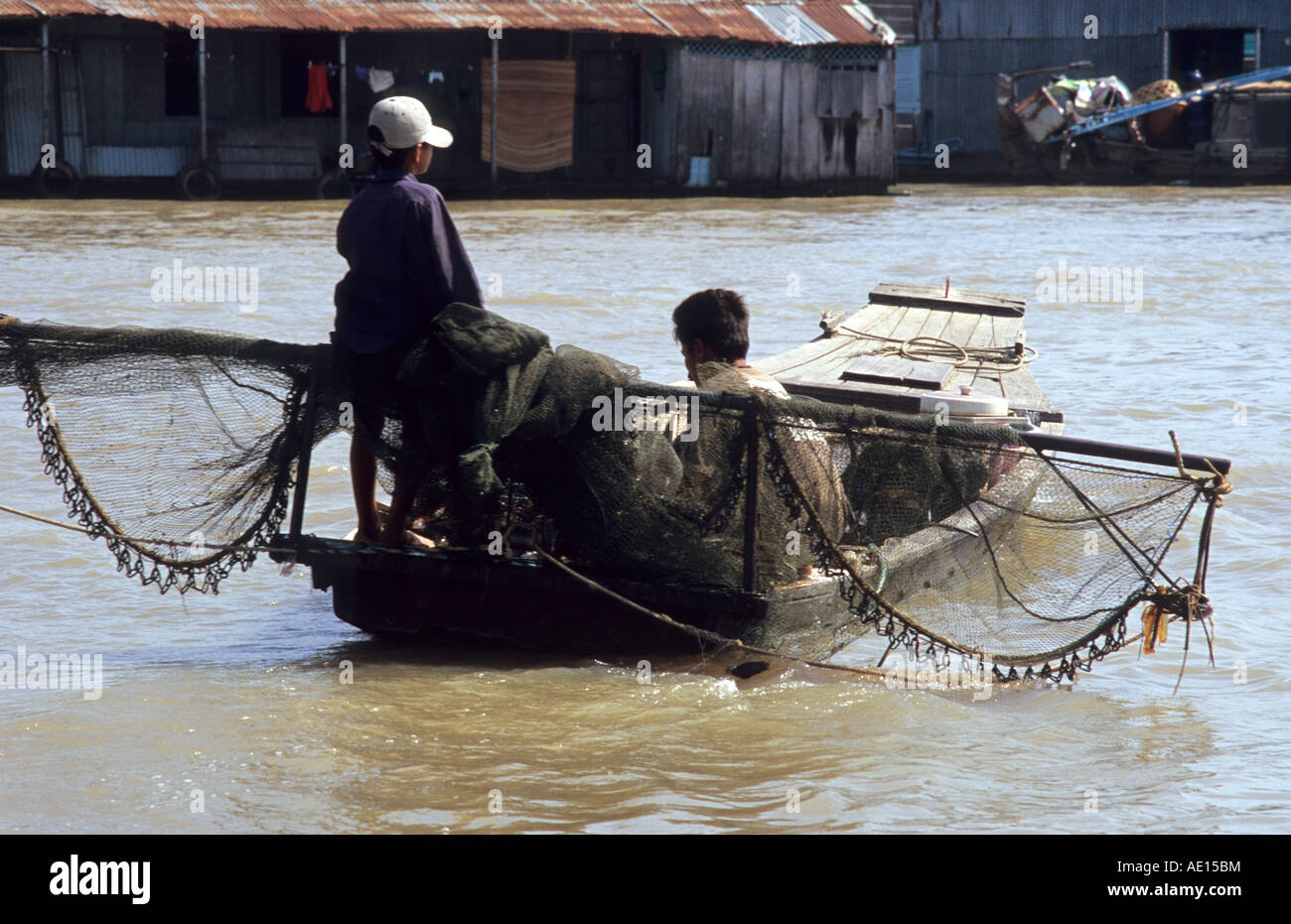 Due pescatori con reti su piccole barche da pesca sul fiume, la mattina presto, Chau Doc, Delta del Mekong, SW Viet Nam Foto Stock