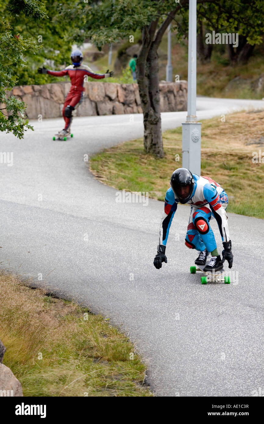 Svedese di skate team dopo l'inizio Longboard skateboard in discesa la concorrenza sul Parco Ramberget Göteborg Svezia Foto Stock