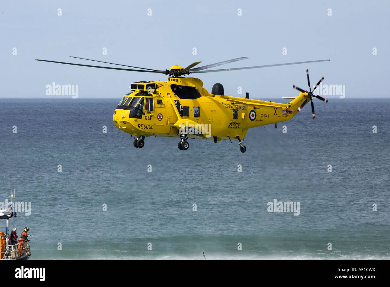 Un RAF Westland Sea King Salvataggio in elicottero in avvicinamento al ponte del Cromer RNLI classe mersey scialuppa di salvataggio Foto Stock