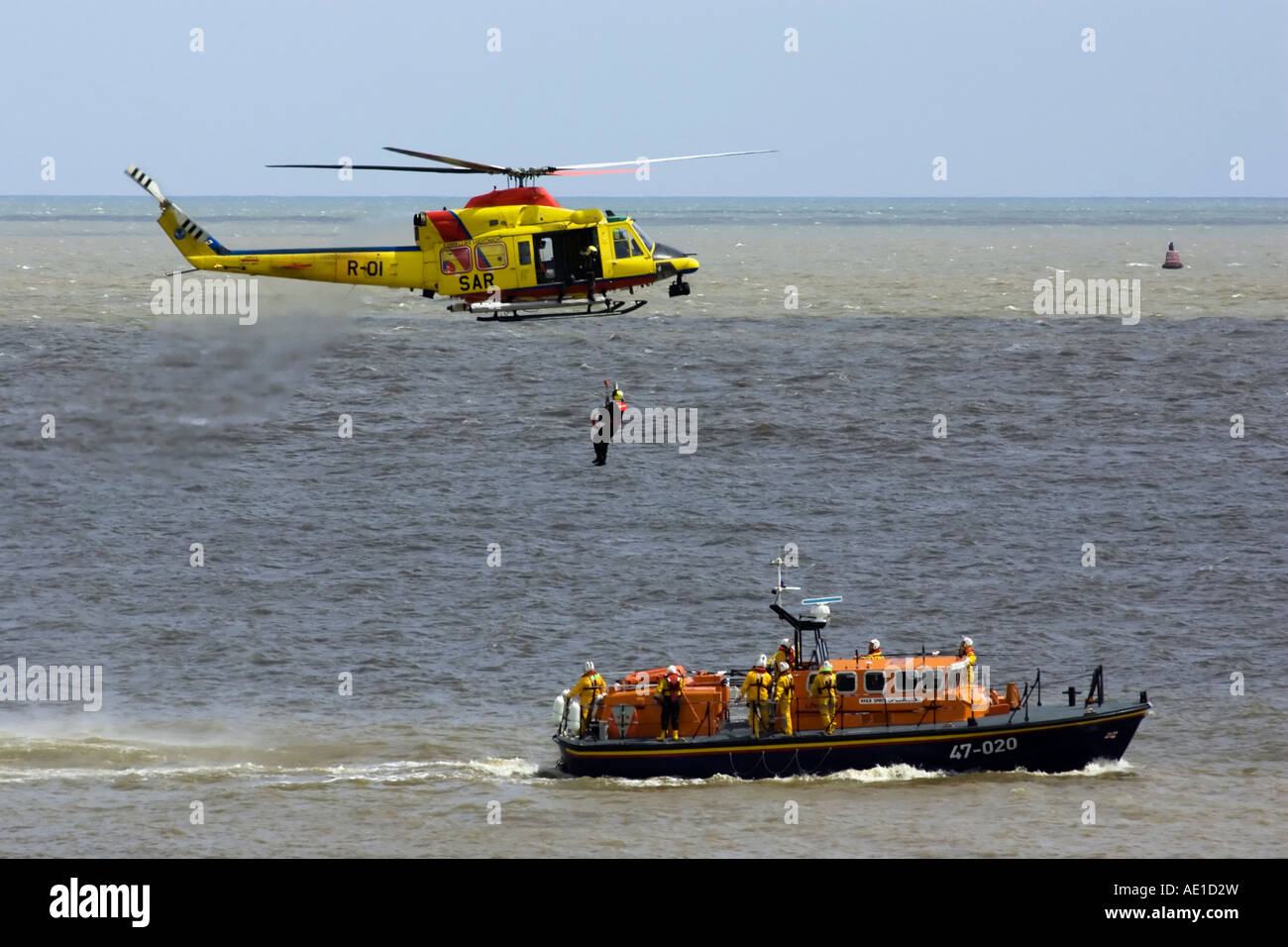 Un olandese Bell 412 Salvataggio in elicottero verricelli un crewman sul bordo della RNLI s scialuppa di salvataggio lo spirito di lowestoft Foto Stock