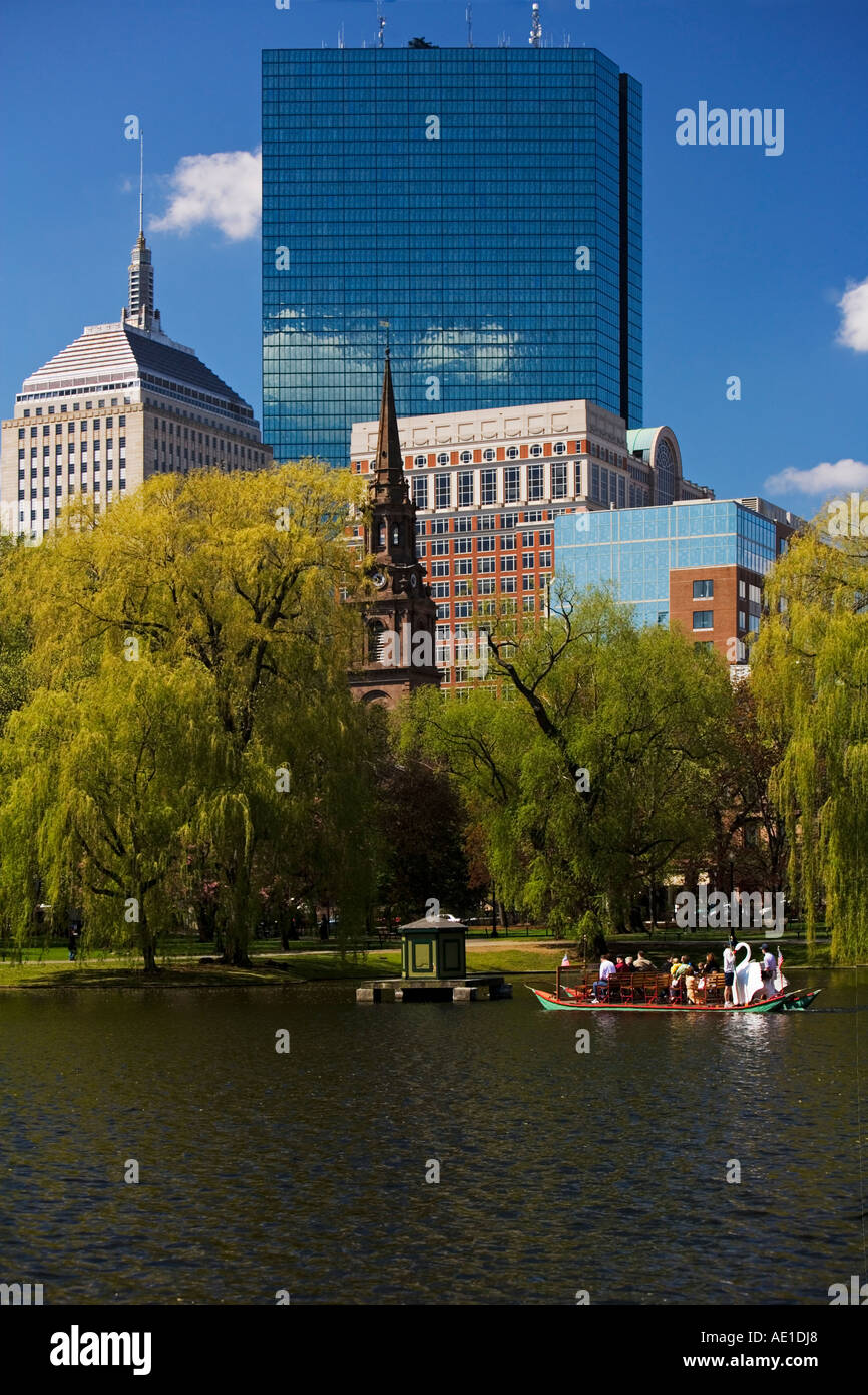 Swan barca in laguna a Boston Public Garden con diversi Back Bay edifici in background Boston MA USA Foto Stock