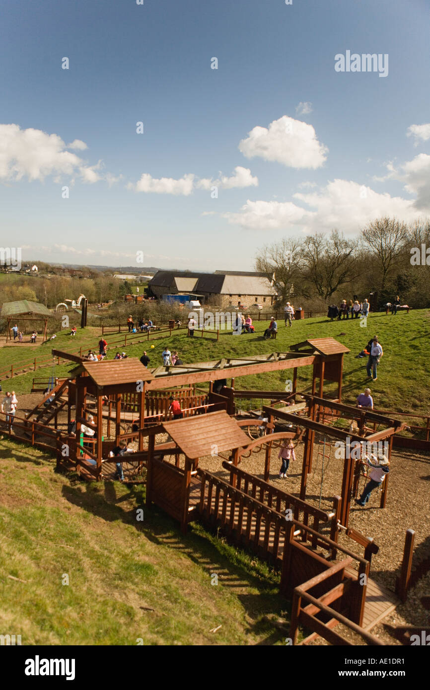 Panoramica della Comunità Greenmeadow Farm e il suo parco giochi vicino a Cardiff Galles Wales Cwmbran Gwent Caerdydd Cymru Foto Stock