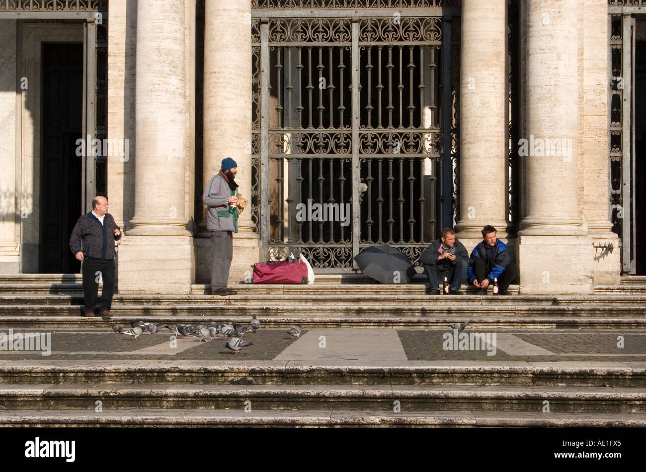 Persone senza dimora sui gradini della basilica di Santa Maria Maggiore a Roma Italia Foto Stock