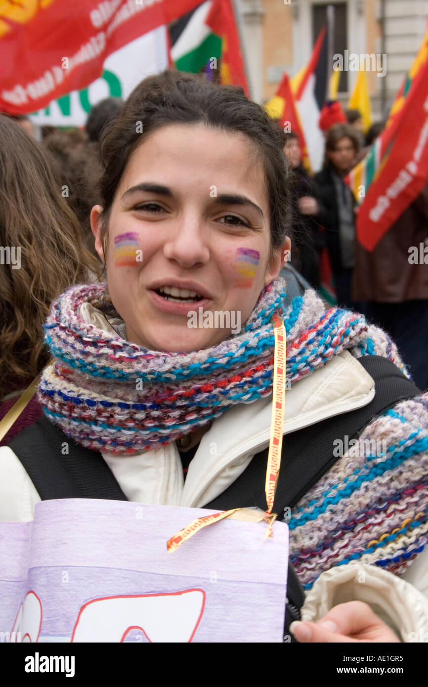 Femmina giovane manifestante con bandiera e faccia dipinta in pace rally Roma Italia Foto Stock