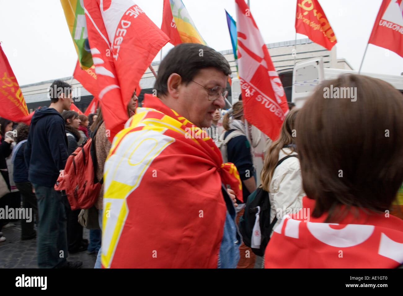 I manifestanti con le bandiere in pace rally Roma Italia Foto Stock