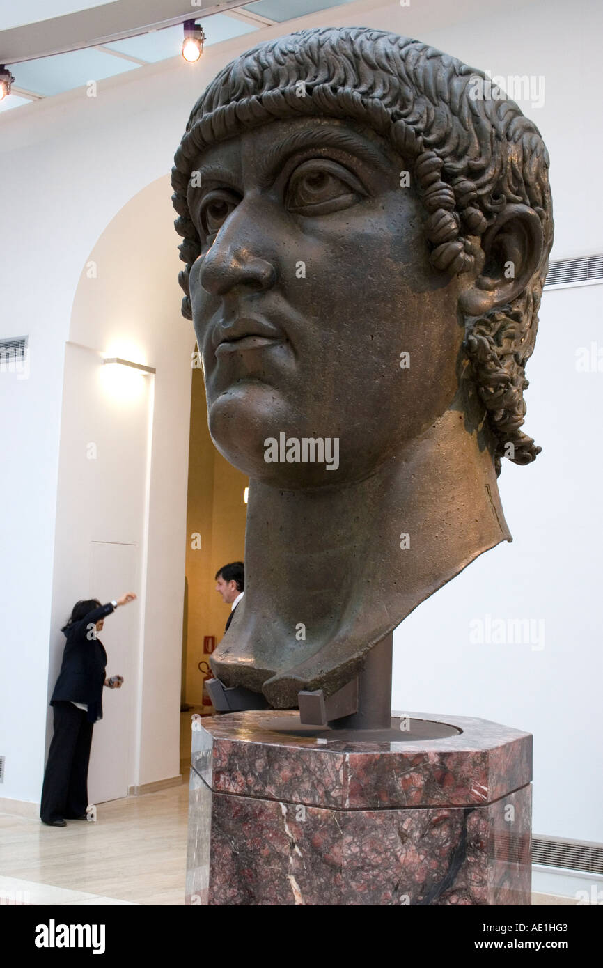 Grande scultura in bronzo della testa di Costantino I al Museo Capitolino Roma Foto Stock