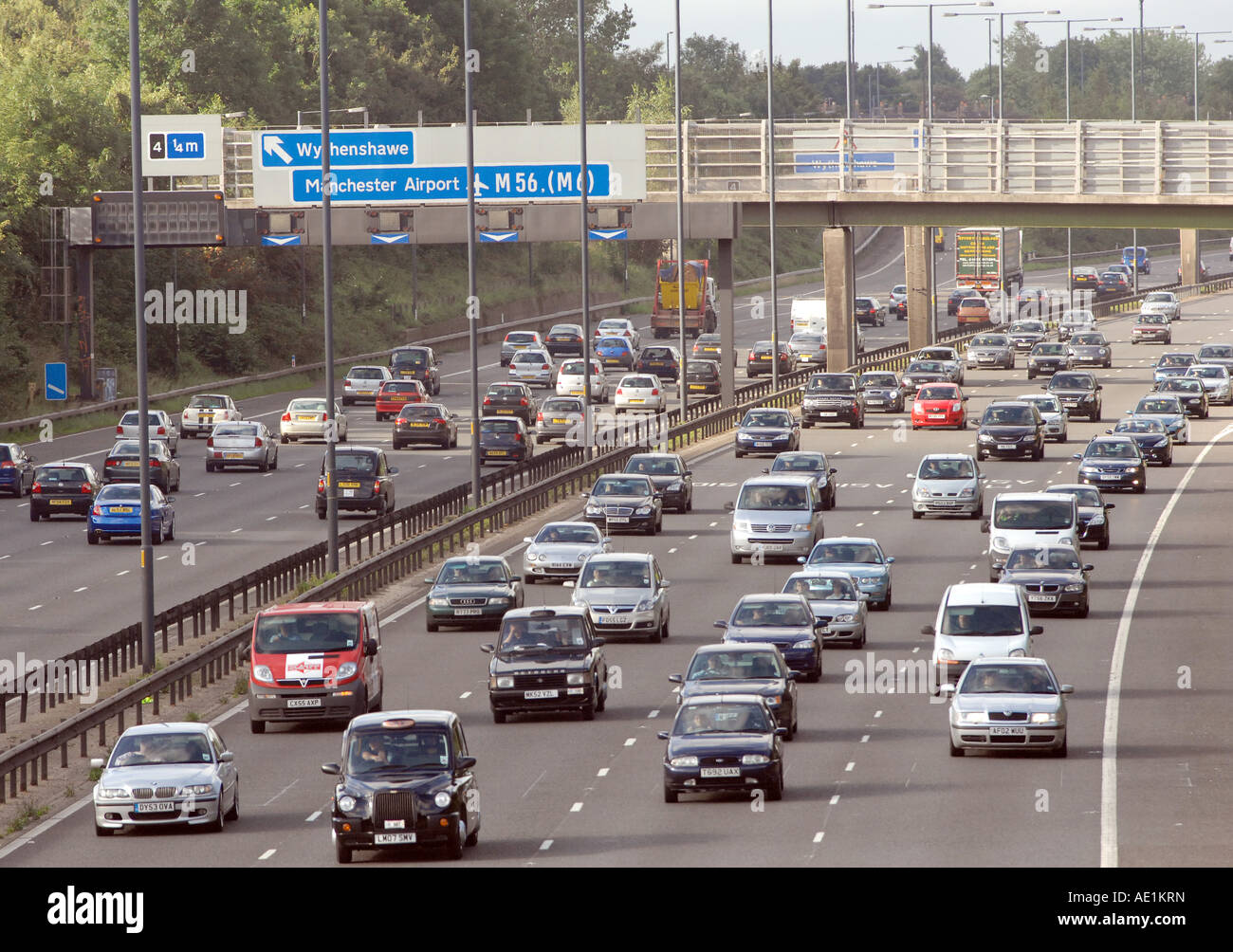 Il centro città di Manchester legato la congestione si accumula fino a 8 15am come M56 Rush Hour filtri di traffico su Princess Parkway A5103 Foto Stock