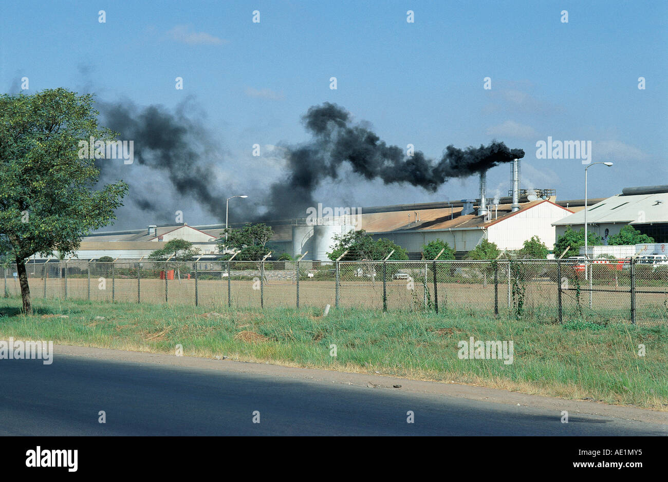 Fumo nero eruttazione da un camino in fabbrica nei pressi di Uhuru Highway nella zona industriale di Nairobi Kenya Africa orientale Foto Stock