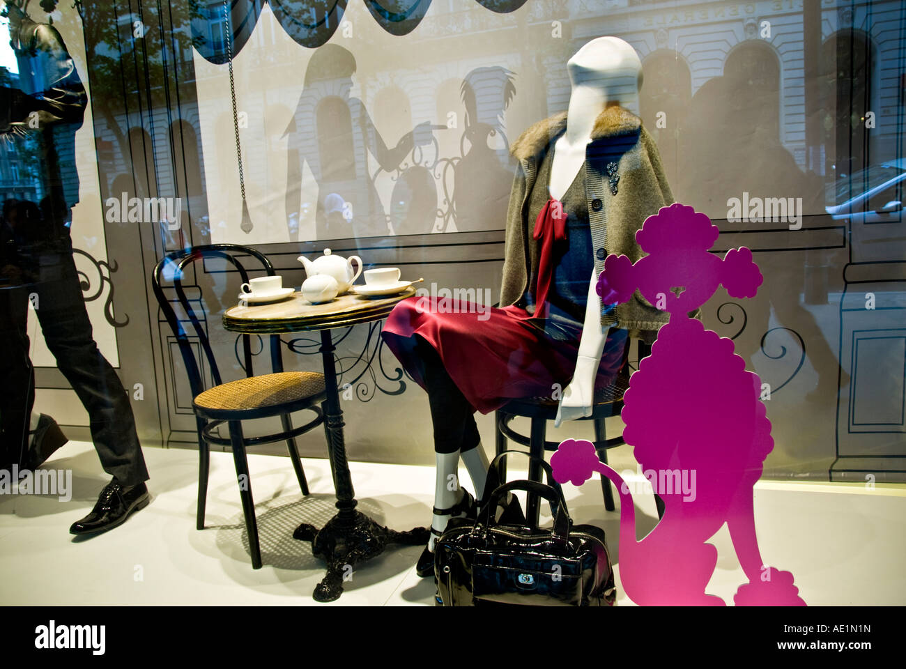 Parigi Francia, Shopping 'Galeries Lafayette' Department Store, negozio finestra Visualizza, café parigini tema, moda manichini Foto Stock
