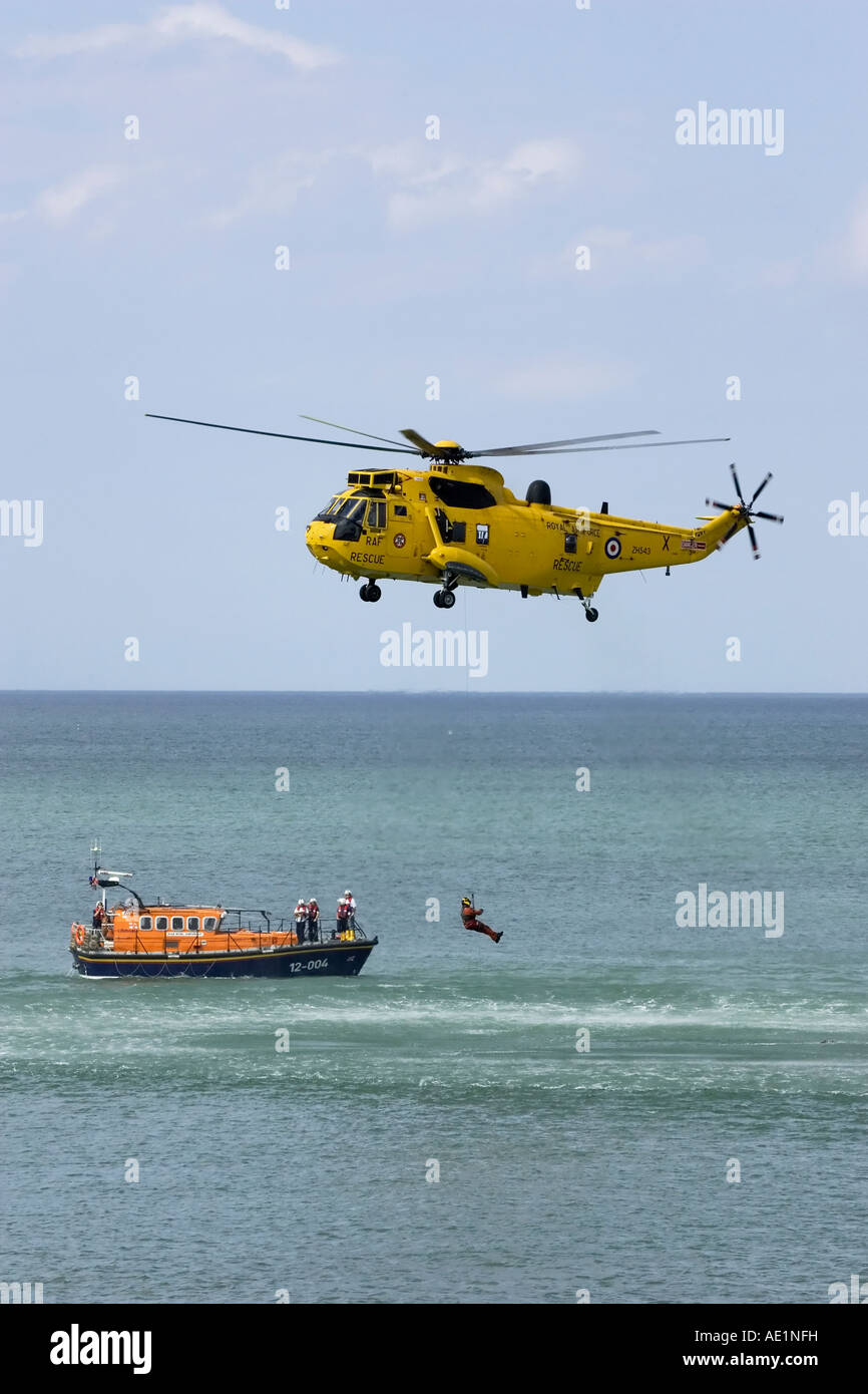 Un mare di RAF Re Salvataggio in elicottero a lavorare con la Cromer RNLI classe mersey scialuppa di salvataggio Foto Stock