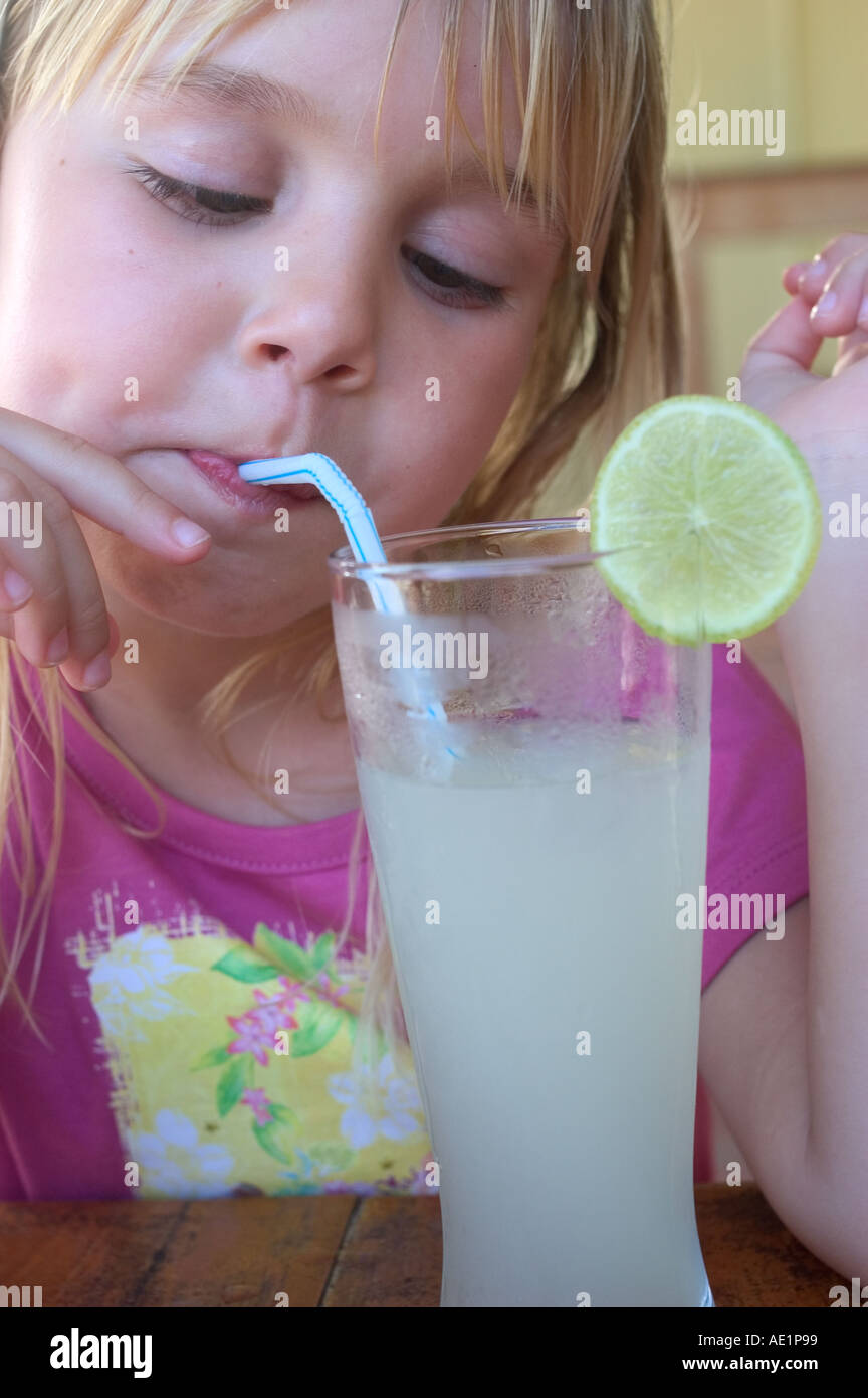 Ragazza giovane bere un succo di frutta fresco close up Foto Stock