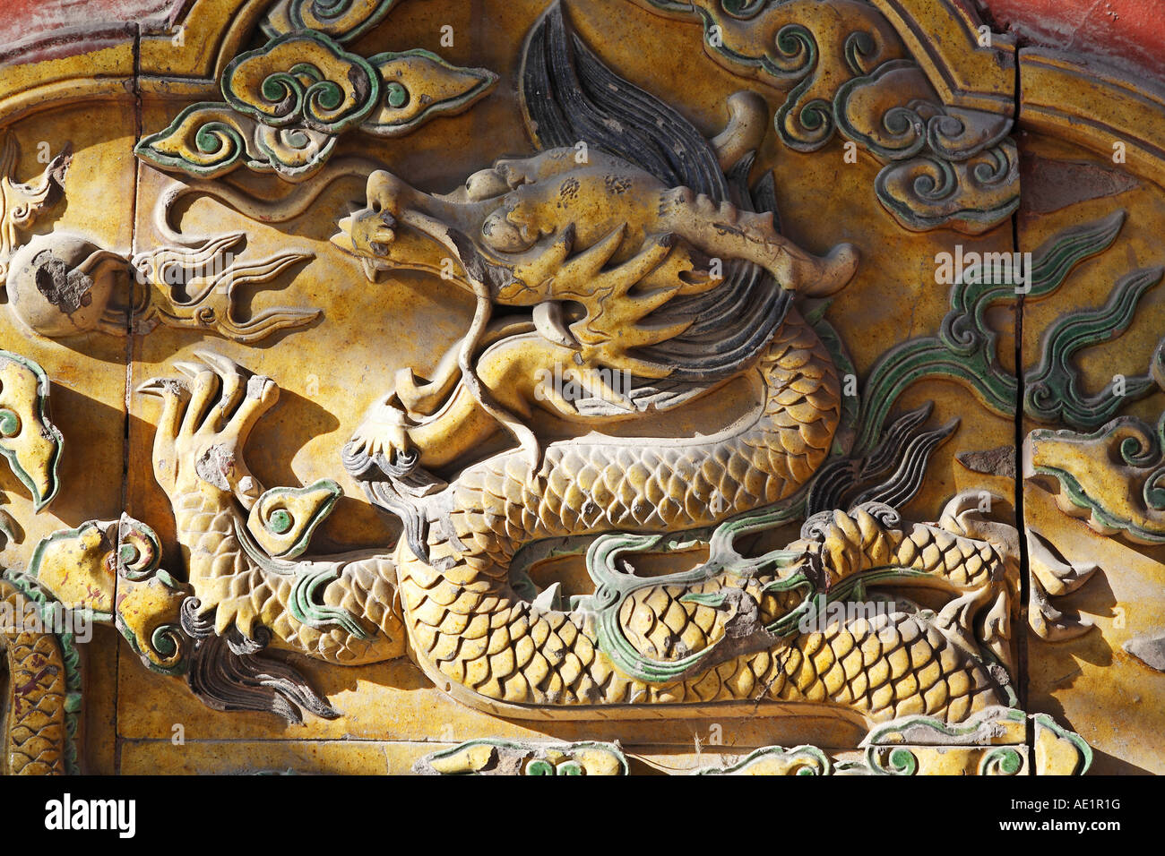 Dettagli architettonici di un giallo drago smaltata su di un tempio in Yonghe Lamasery Pechino Cina Asia Foto Stock