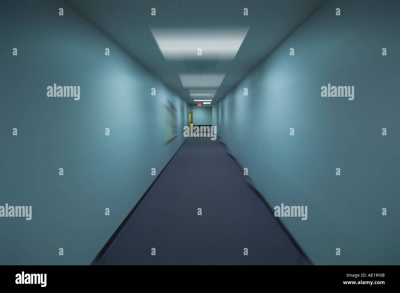Ospedale vuoto corridoio che conduce alla sala di emergenza Foto Stock
