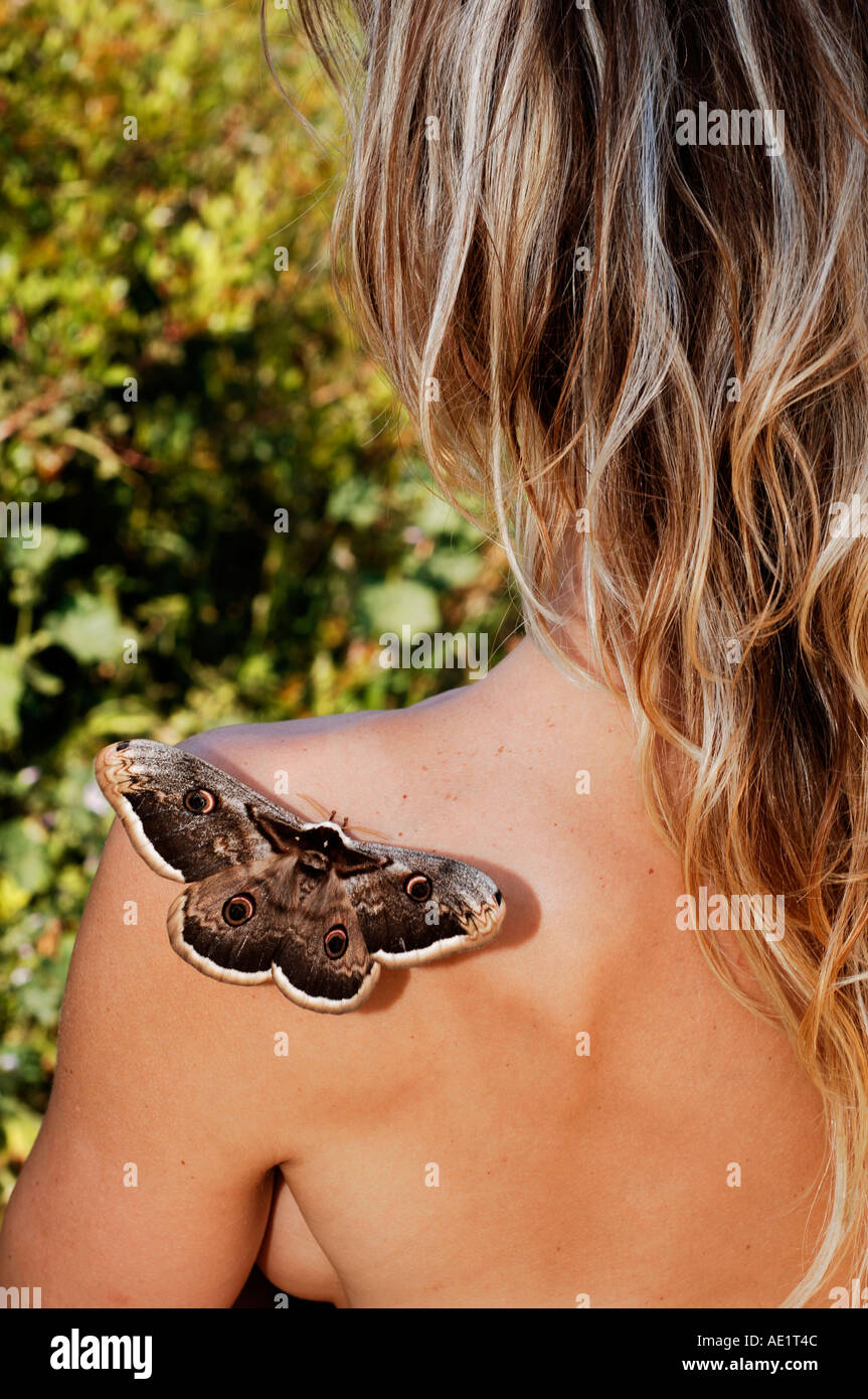 Farfalla sulla spalla di una donna nuda Foto stock - Alamy