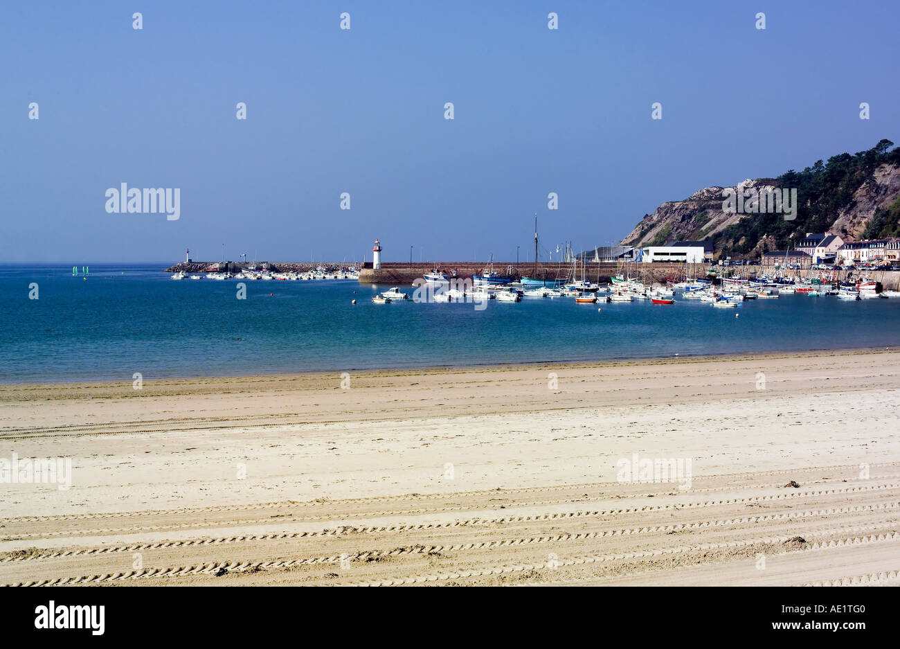 Spiaggia e ERQUY porto di pesca Bretagna Francia Foto Stock