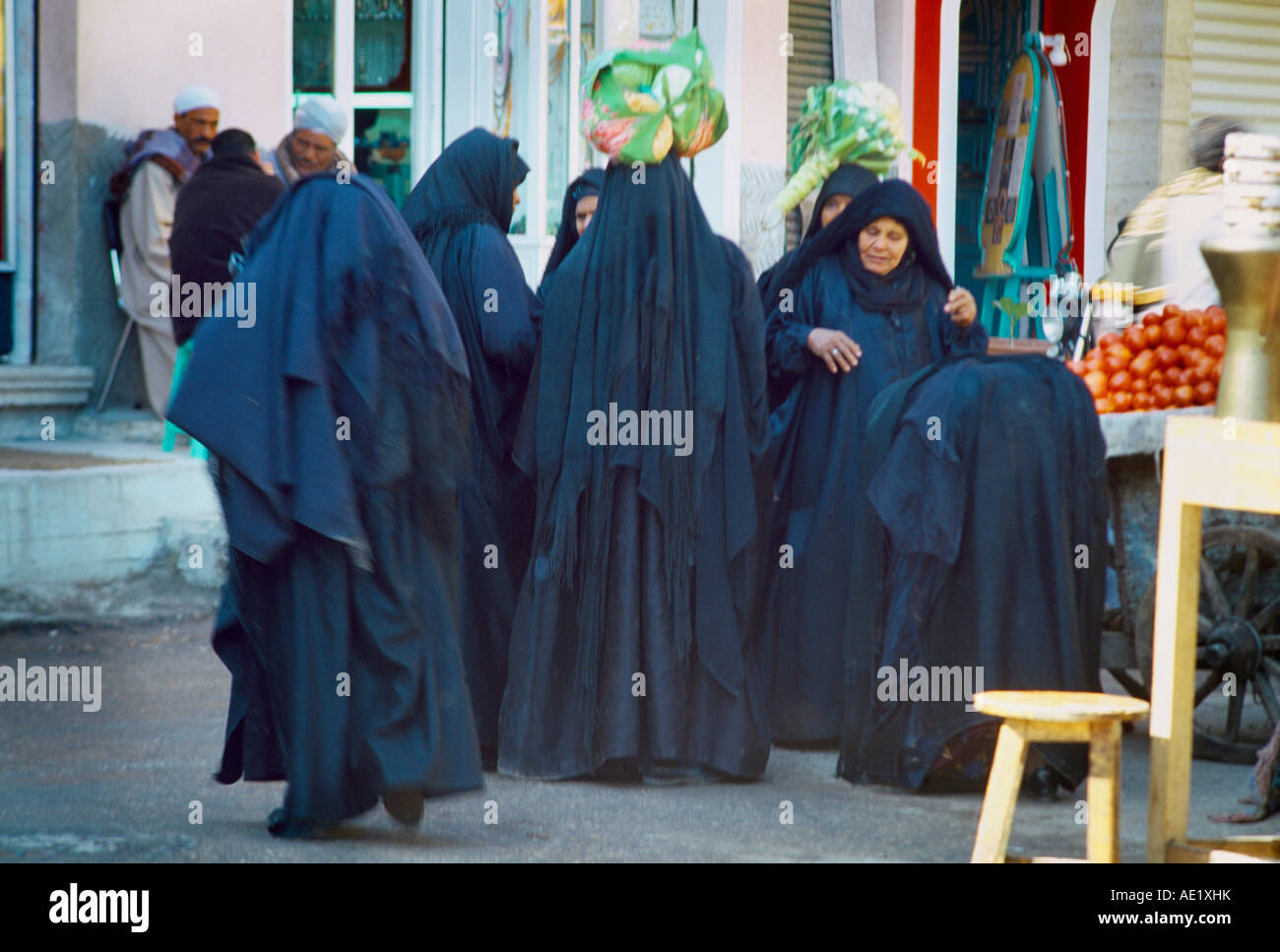 Luxor Egitto Donne in nero veli a Shopping di mercato sulla testa Foto Stock
