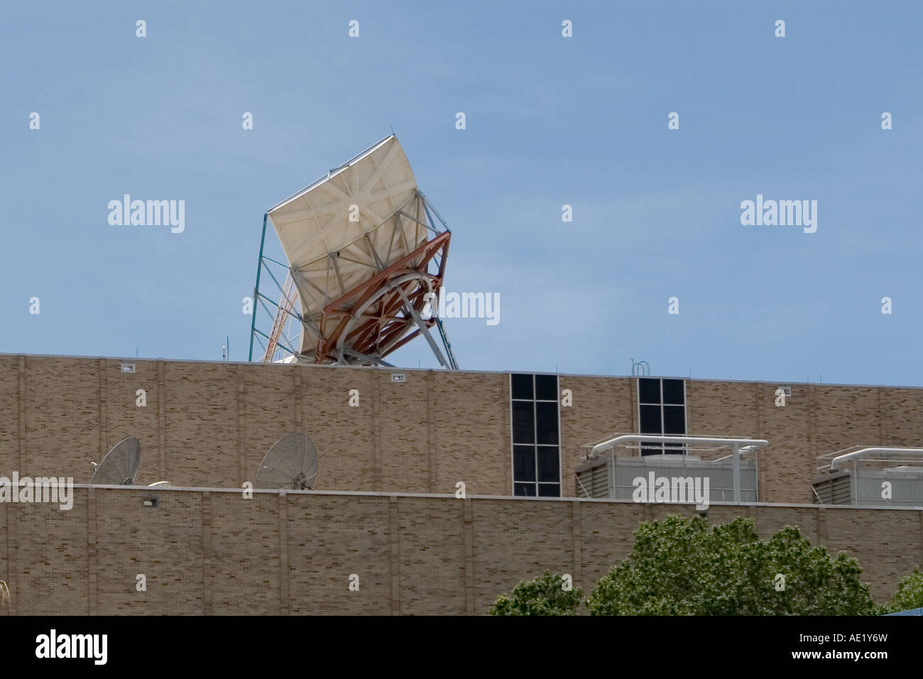 Grande parabola satellitare sul tetto di un edificio commerciale Foto Stock