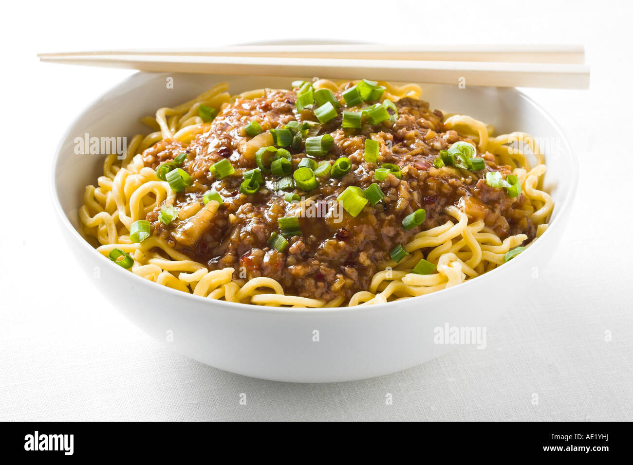 Tan Tan tagliatelle piccante salsa di ostriche di carne di pollo carne di maiale cibo cinese con cipolla verde piatto piastra bianca deliziosa bocca waterin Foto Stock