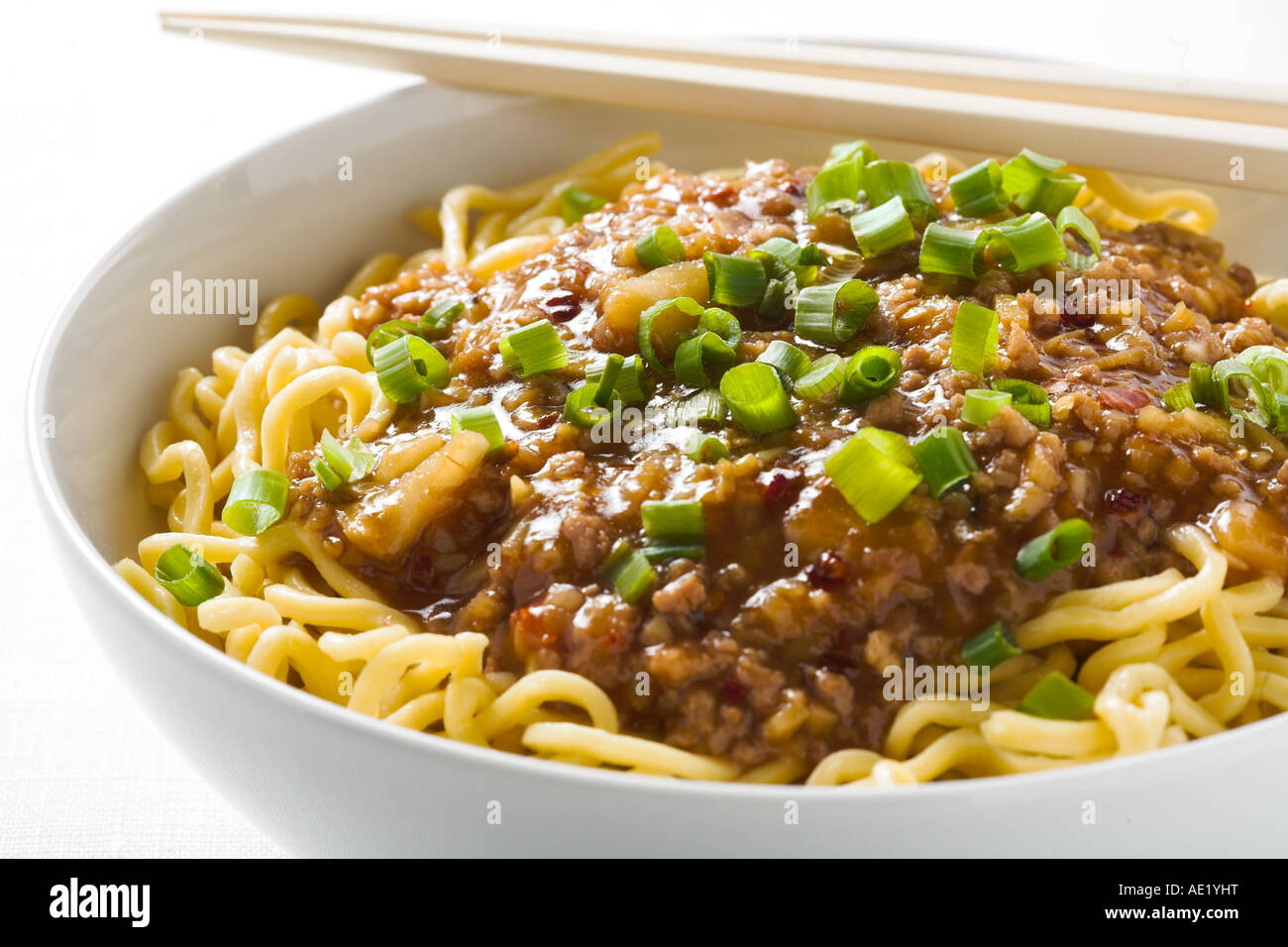 Tan Tan tagliatelle piccante salsa di ostriche di carne di pollo carne di maiale cibo cinese con cipolla verde piatto piastra bianca deliziosa Foto Stock