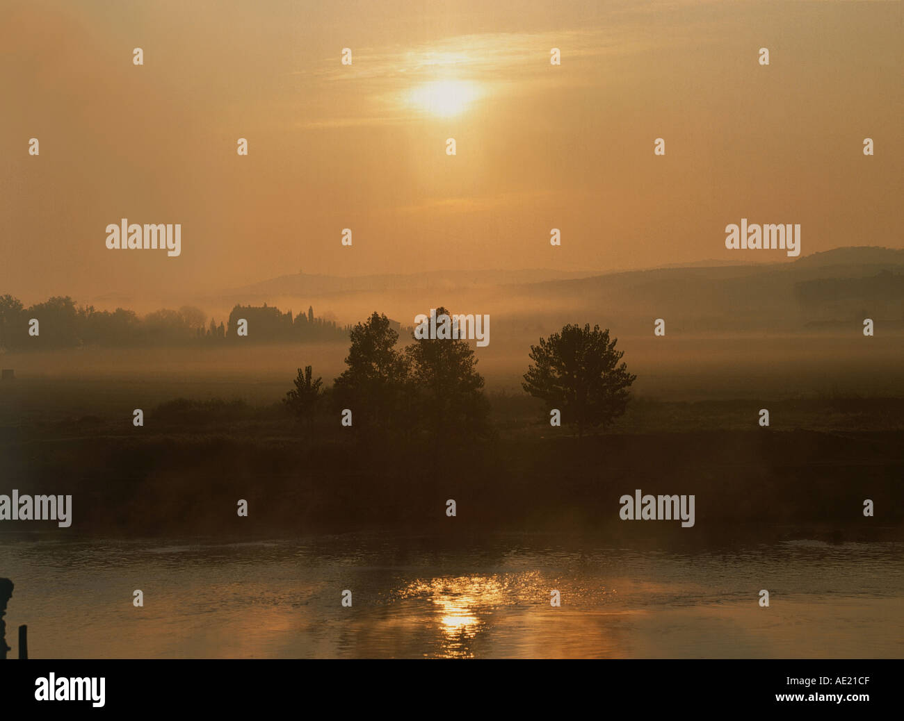 Foggy Tajo River a sunrise vicino alla città di Toledo Regione della Mancha Spagna Foto Stock