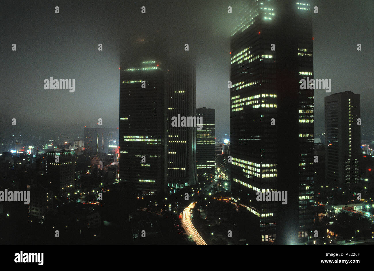 Foggy skycrapers città skyline di Tokyo di notte il Giappone Foto Stock