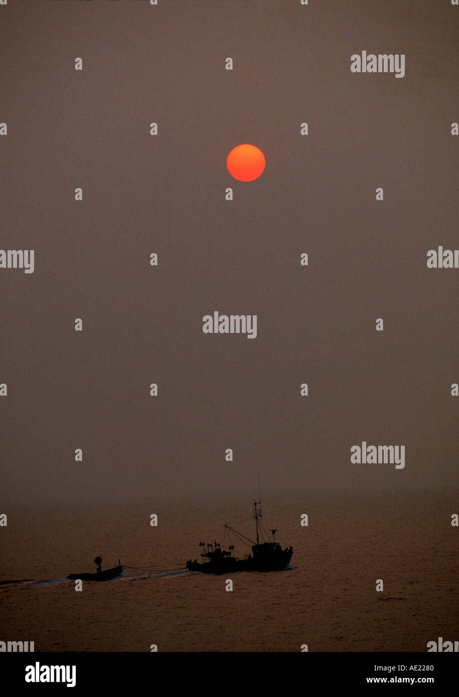 Fishingboat al tramonto Perù Foto Stock