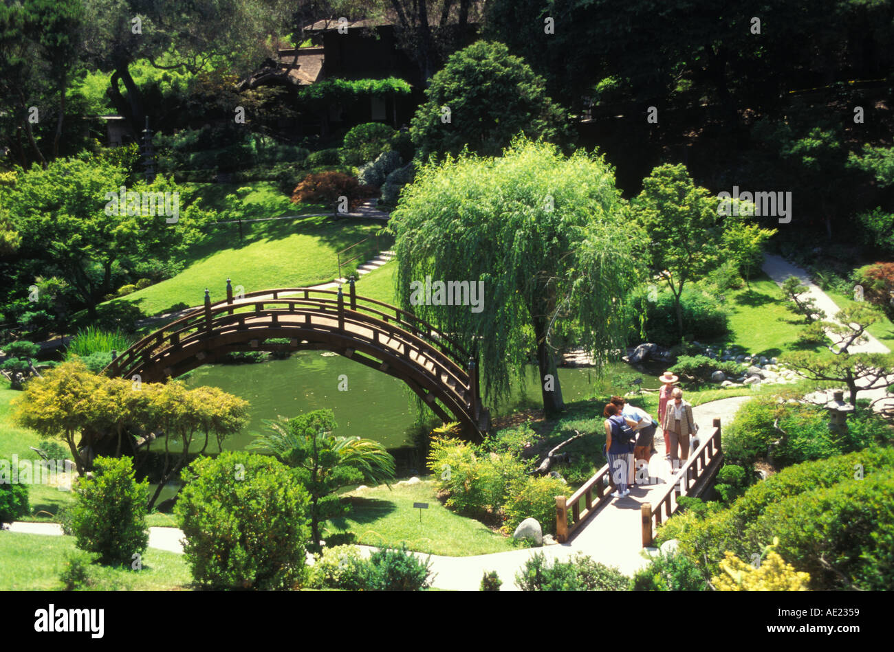 California San Marino il morbo di Huntington giardino Giapponese luna ponte sul koi pond Foto Stock