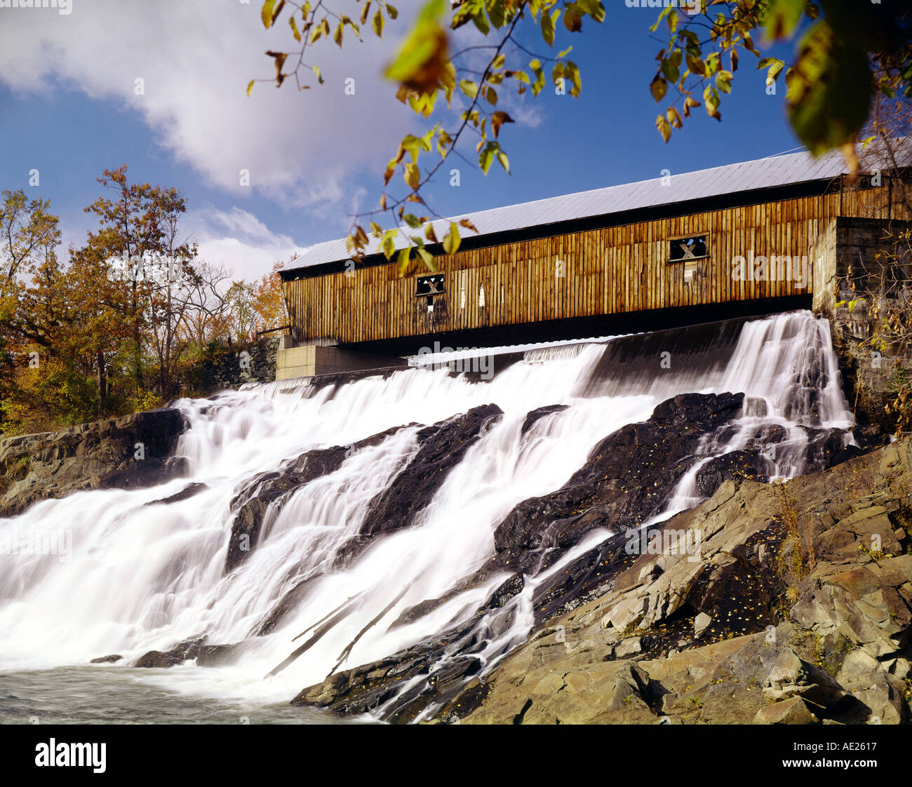 Ponte coperto a nord Hartland Vermont durante la caduta delle foglie di stagione Foto Stock